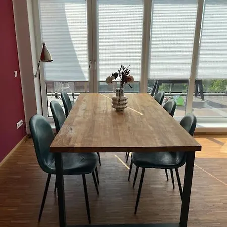 Penthouse-wohnung Mit Flussblick